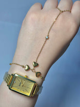 Ieke with hand chain