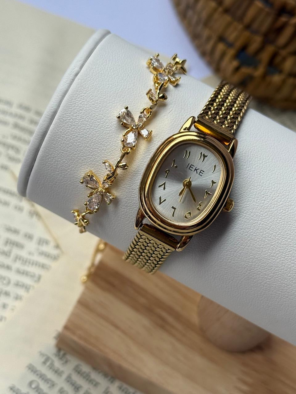 Ieke with simple bracelet