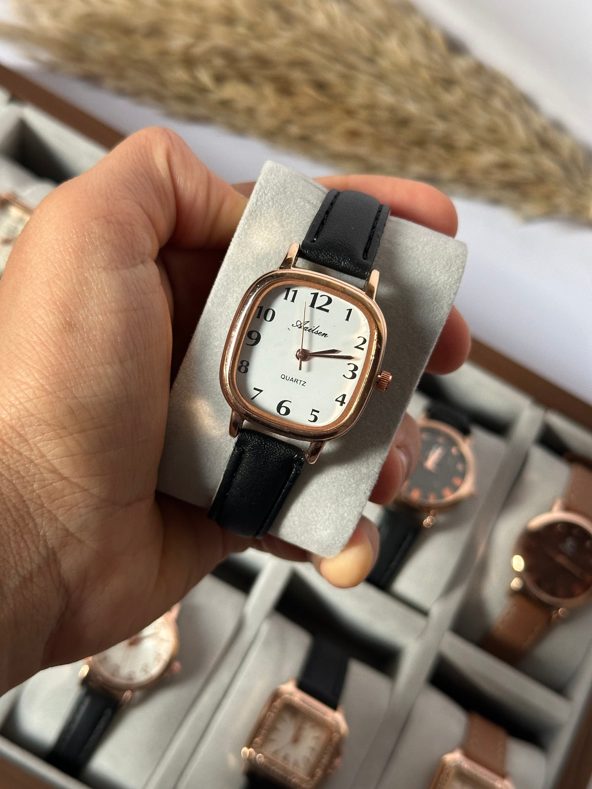 Aailsen watch in black