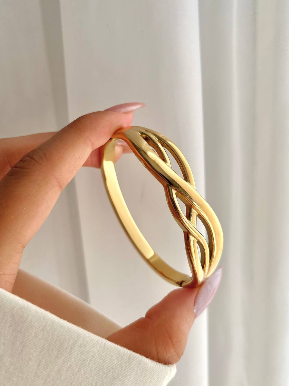 Dainty gold bangle