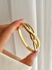 Dainty gold bangle