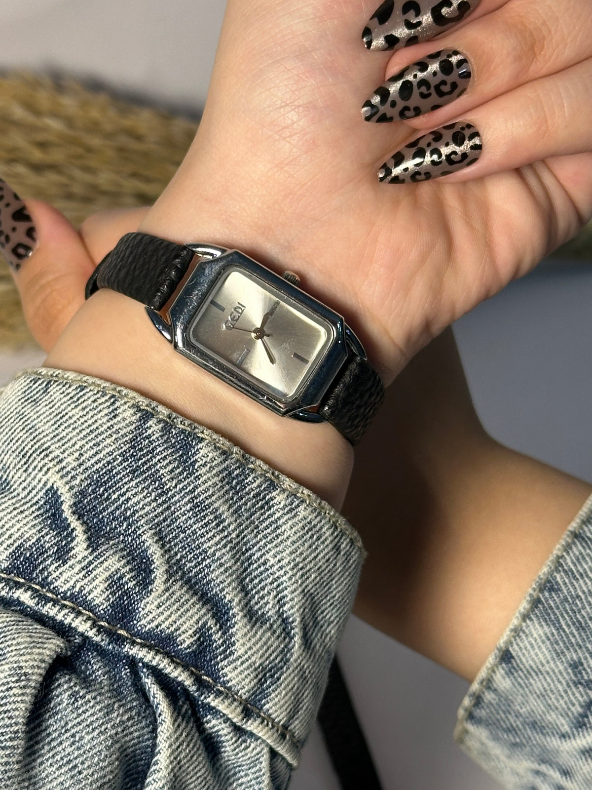 Gedi in black rectangle