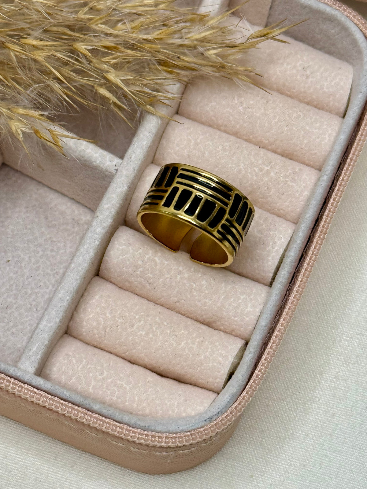 Noir Maze Ring