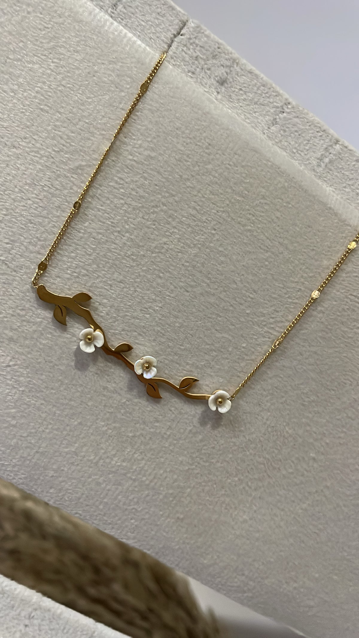 White flowers necklace