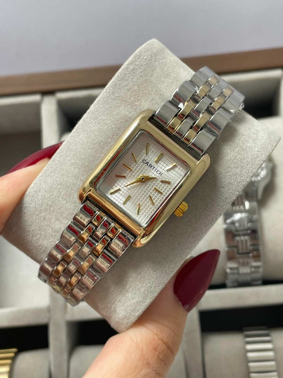 Cartieer square watch tune