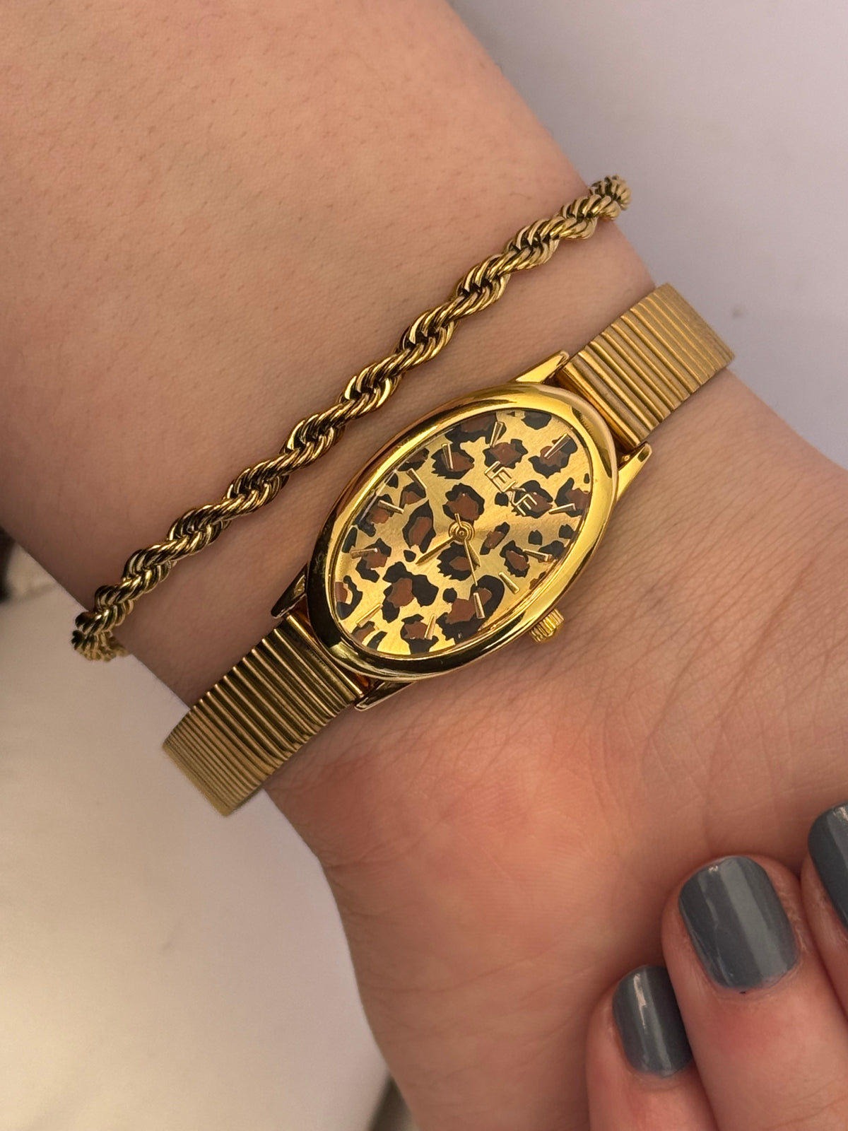 Ieke oval tiger with bracelet