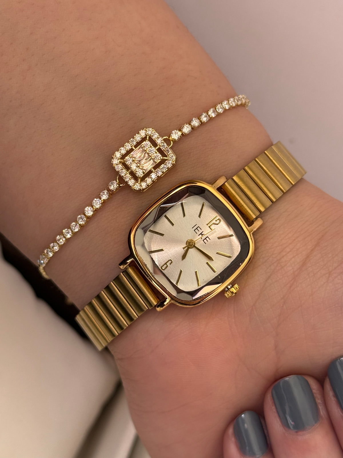 Ieke with Lazurde bracelet