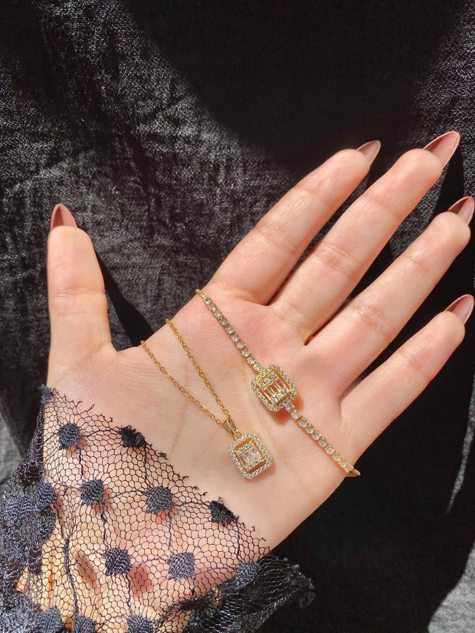 Queen bracelet and necklace in gold