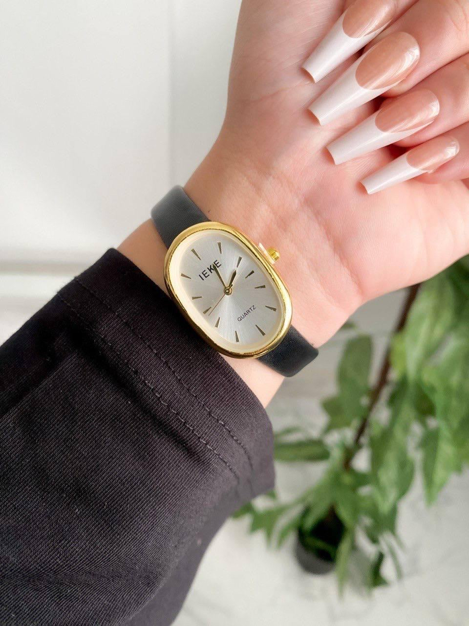Leather black watch in white