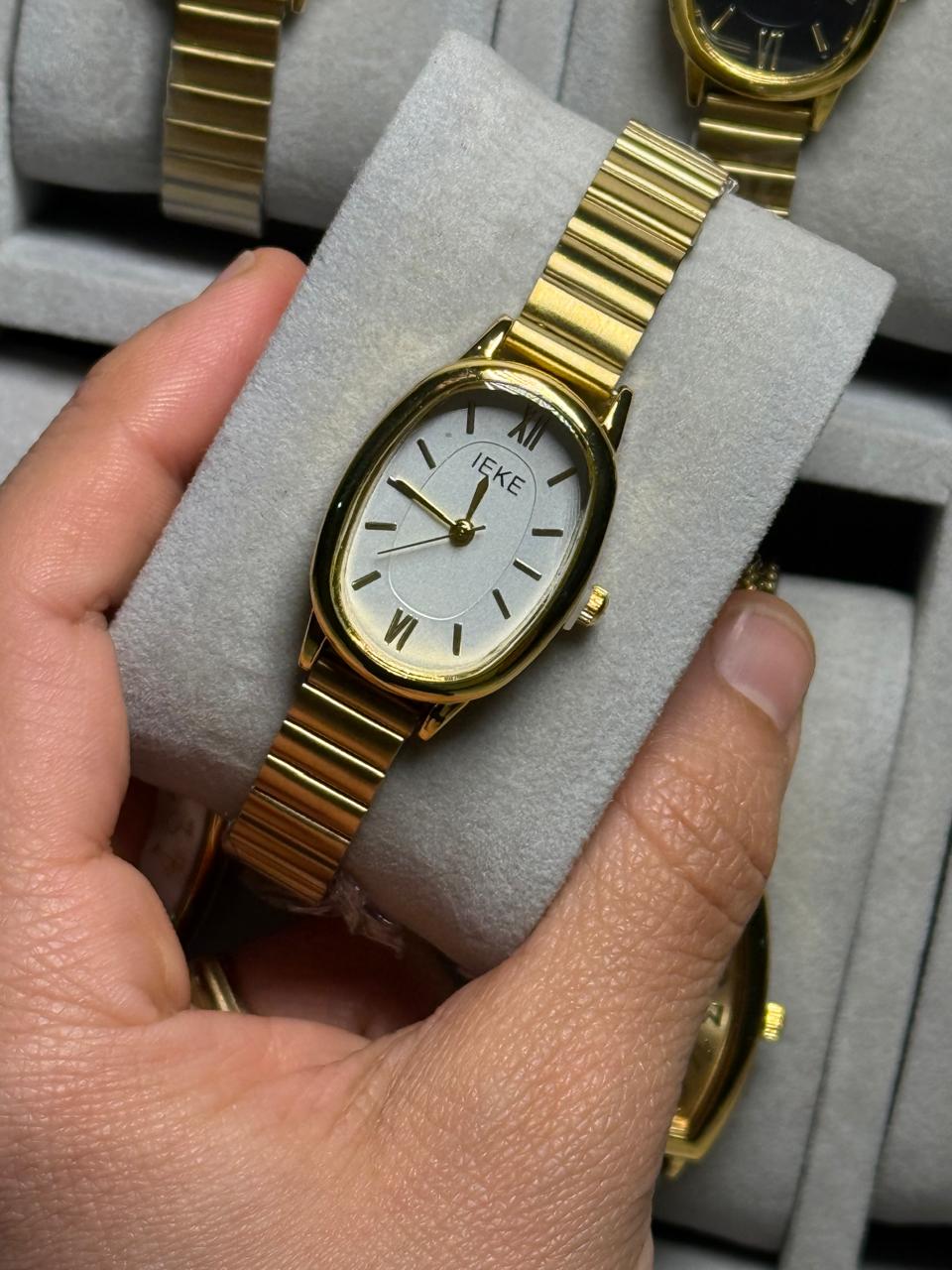 Ieke gold in white oval